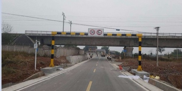 榮昌縣公路路政管理大隊成功采購華程路安50套限高門架式交通標志牌